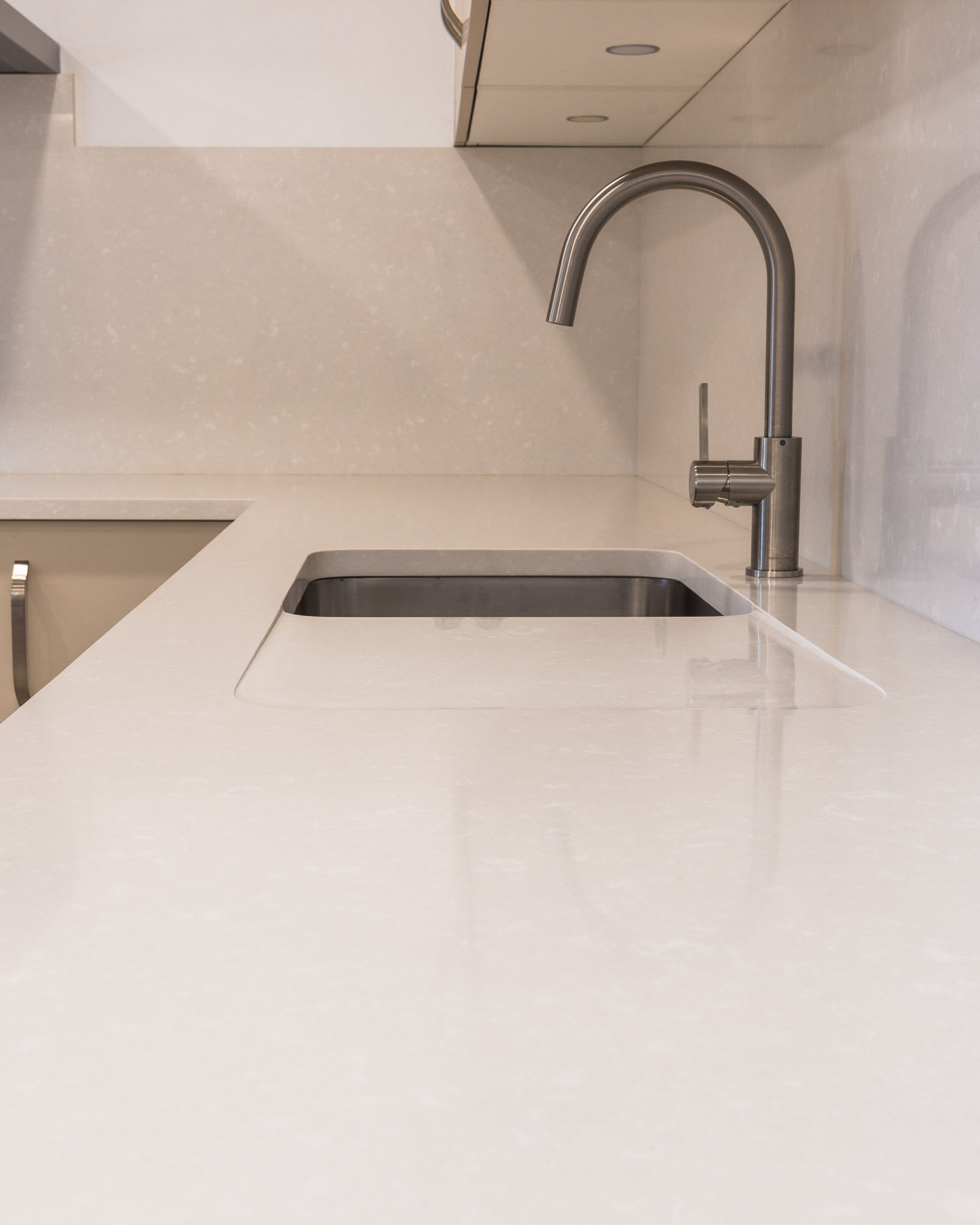 Cozinha moderna com ilha e sem puxadores