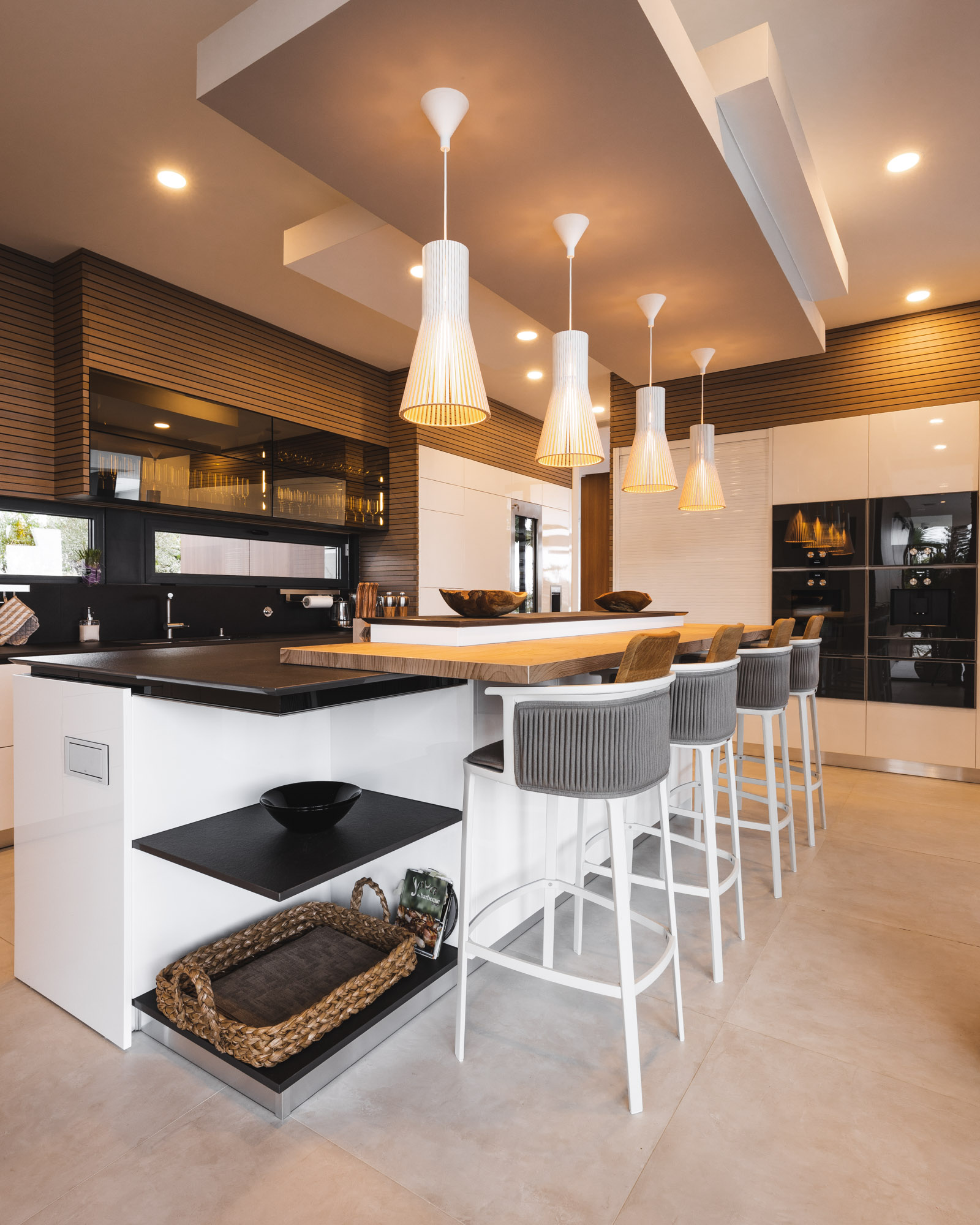 Handleless Modern Kitchen with island, white lacquered fronts and black worktop