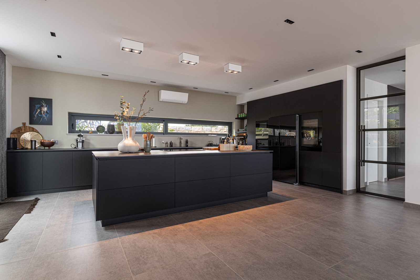 Cozinha luxuosa preta no Algarve Cozinha JMQ luxuosa no Algarve. Cozinha com frentes em Fenix preto, bancada em Neolith, sistema BORA Pure, garrafeira Liebherr e equipamentos Siemens.
