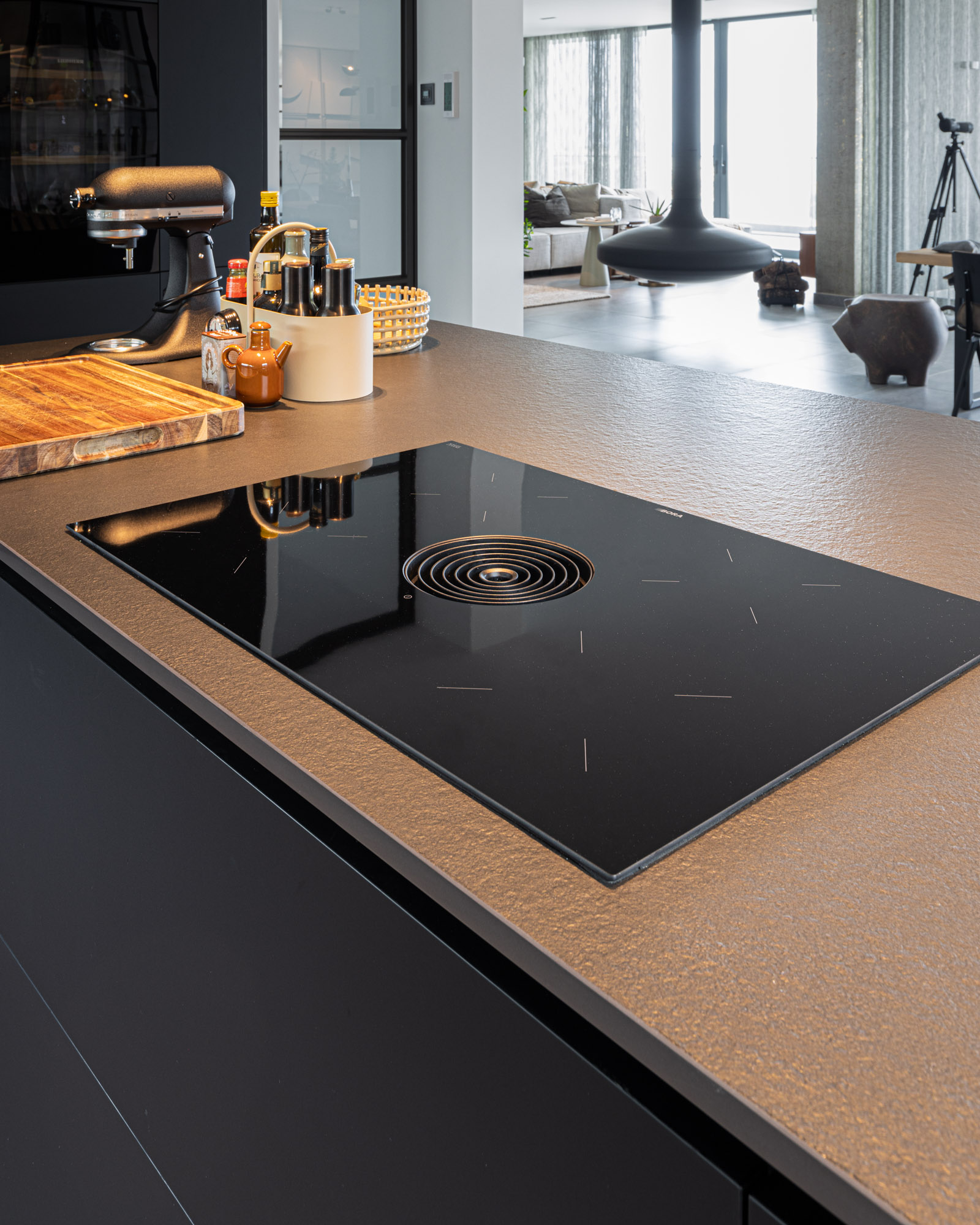 Cozinha luxuosa preta no Algarve Cozinha JMQ luxuosa no Algarve. Cozinha com frentes em Fenix preto, bancada em Neolith, sistema BORA Pure, garrafeira Liebherr e equipamentos Siemens.