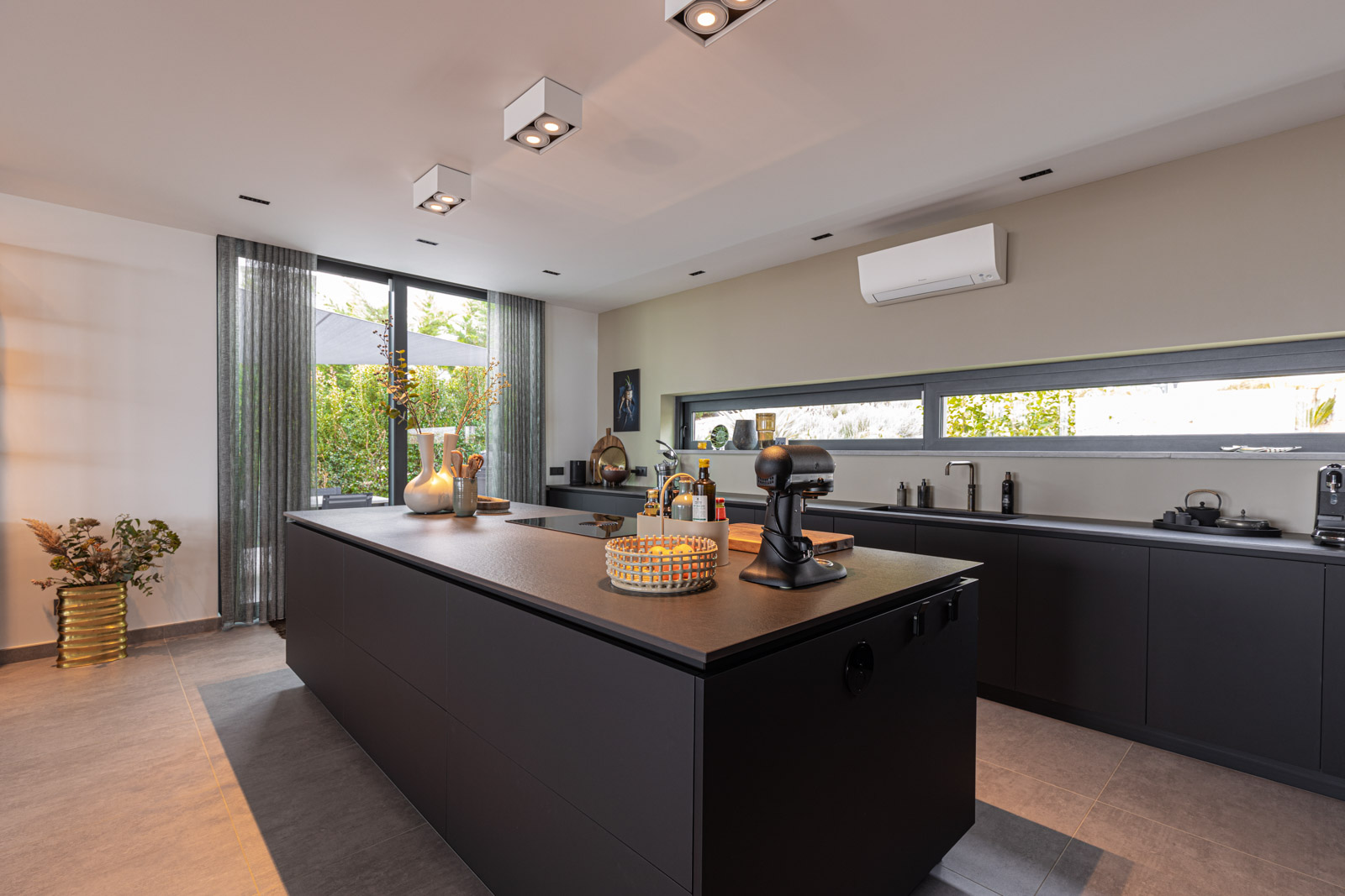 Cozinha luxuosa preta no Algarve Cozinha JMQ luxuosa no Algarve. Cozinha com frentes em Fenix preto, bancada em Neolith, sistema BORA Pure, garrafeira Liebherr e equipamentos Siemens.