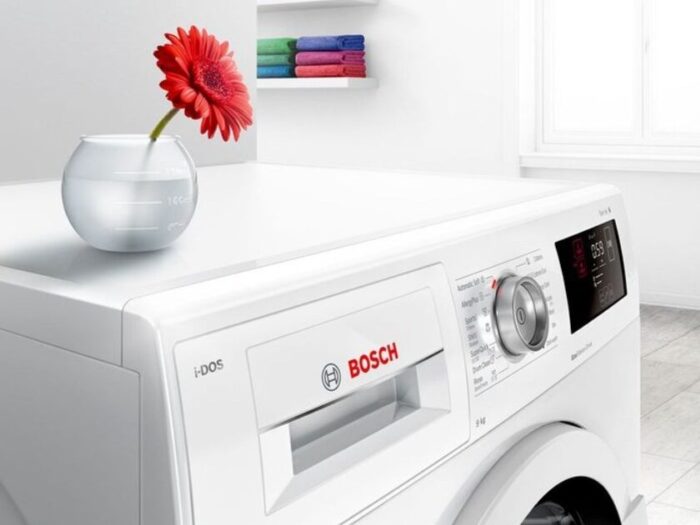 Máquina de lavar roupa Bosch com sistema i-DOS que doseia automaticamente o detergente de acordo com o tipo e quantidade de roupa.