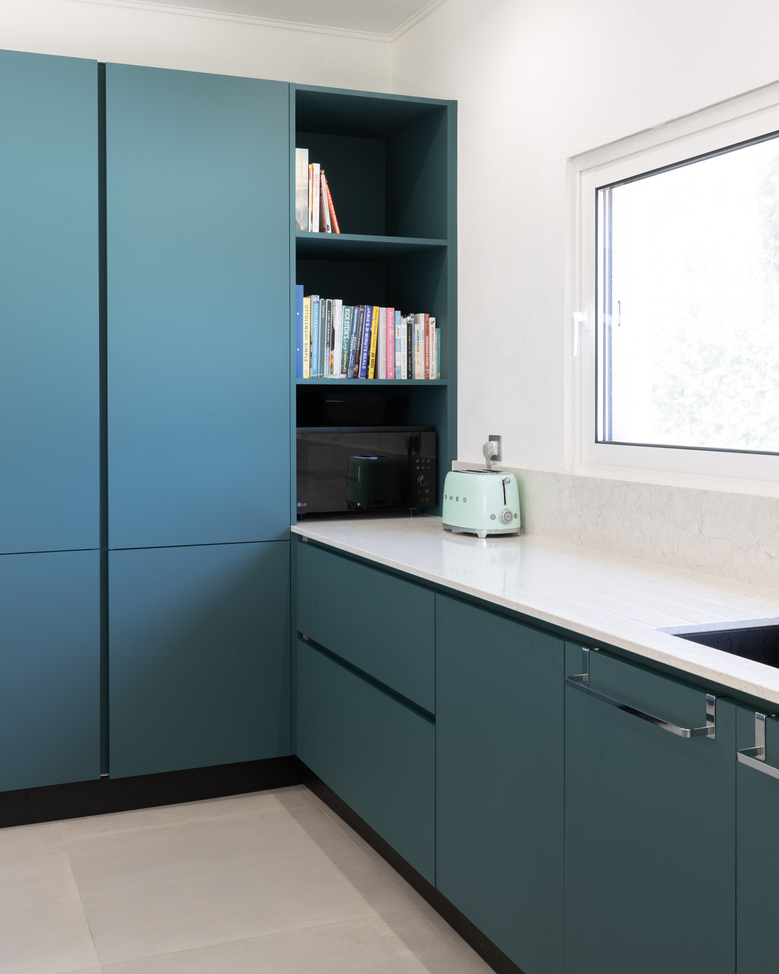 Cozinha Verde Mate Cozinha JMQ em termolaminado Supermatt verde e cinza, e ilha em cascata em Silestone Pearl Jasmine, com BORA Pure, em Portimão, Algarve.