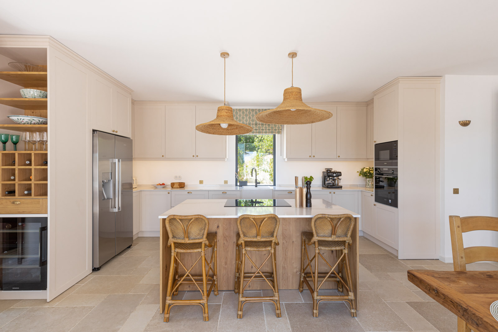 Cozinha Clássica em Lagoa, Algarve Cozinha JMQ Clássica, de estilo inglês, com frentes em folha de carvalho lacada e ilha em folha de carvalho envelhecido. Com Silestone Calacatta Marmo, sistema BORA PURE, Quooker, equipamentos Siemens e móvel de garrafeira personalizado. Um projeto em Lagoa, Algarve.