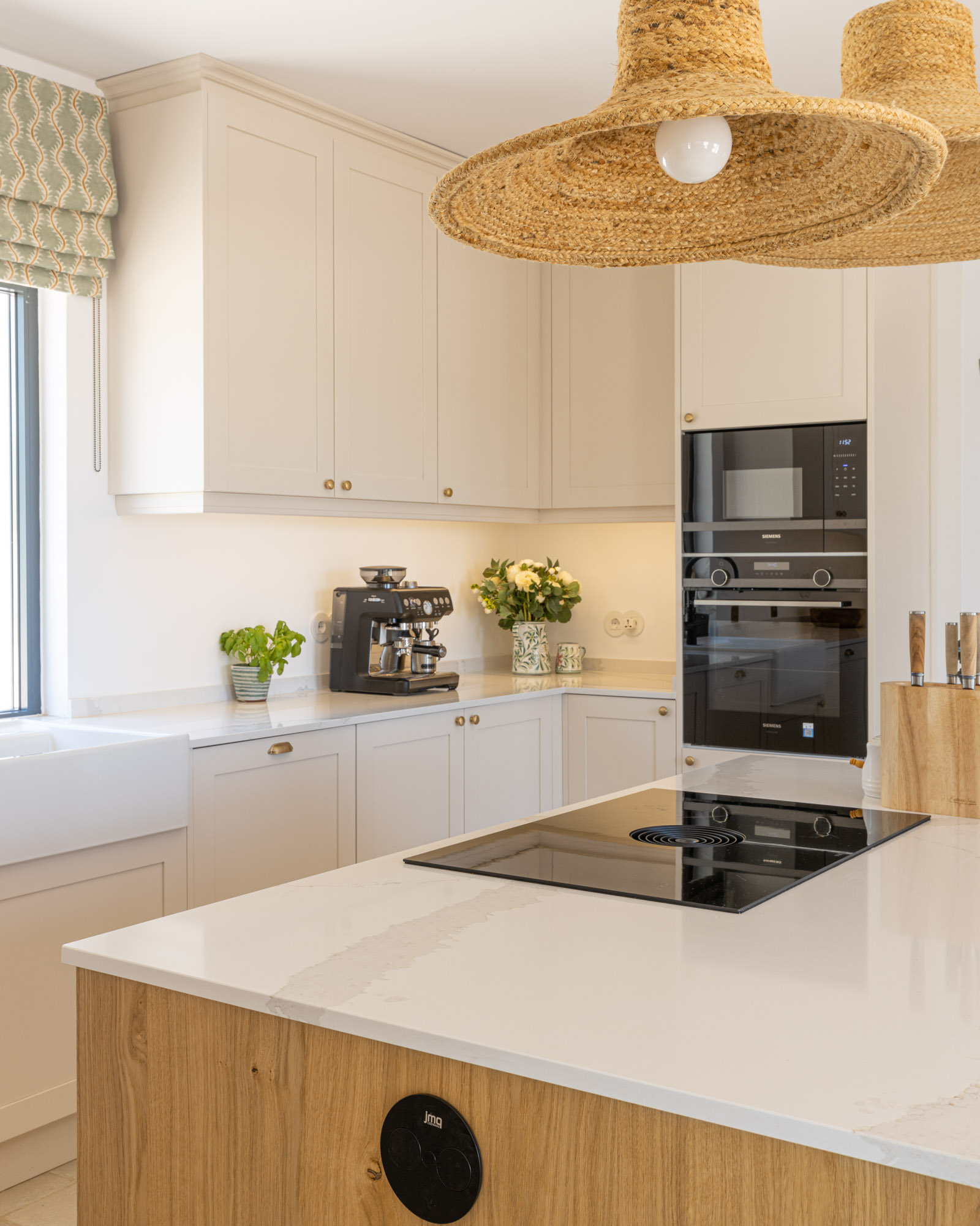 Cozinha Clássica em Lagoa, Algarve Cozinha JMQ Clássica, de estilo inglês, com frentes em folha de carvalho lacada e ilha em folha de carvalho envelhecido. Com Silestone Calacatta Marmo, sistema BORA PURE, Quooker, equipamentos Siemens e móvel de garrafeira personalizado. Um projeto em Lagoa, Algarve.