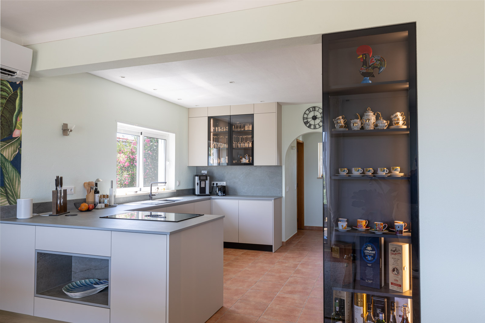 Cozinha bege com nicho em Dekton Soke Cozinha bege com nicho em Dekton Soke