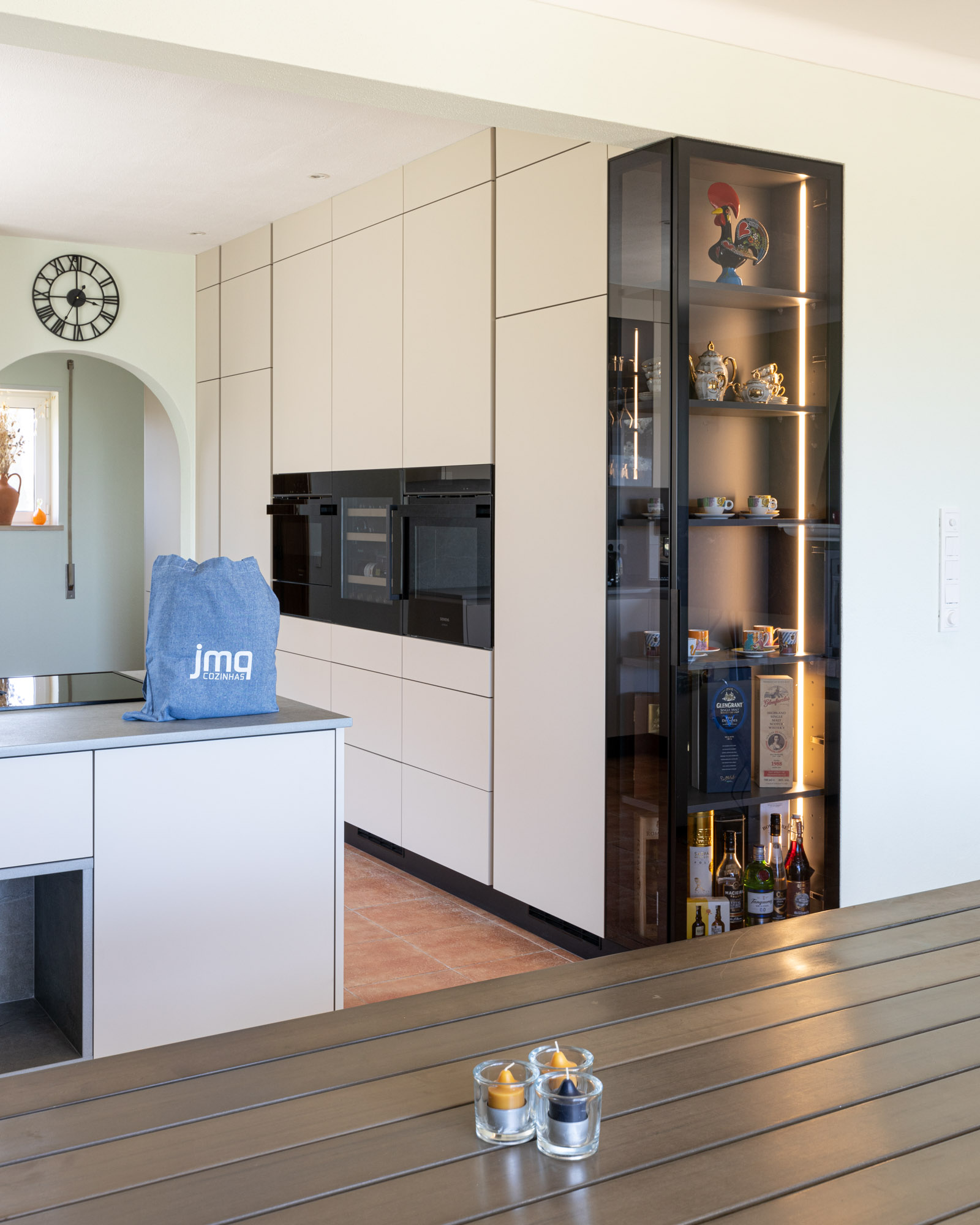 Cozinha bege com vitrine personalizada iluminada Cozinha bege com vitrine personalizada iluminada, Dekton Soke e BORA X Pure.