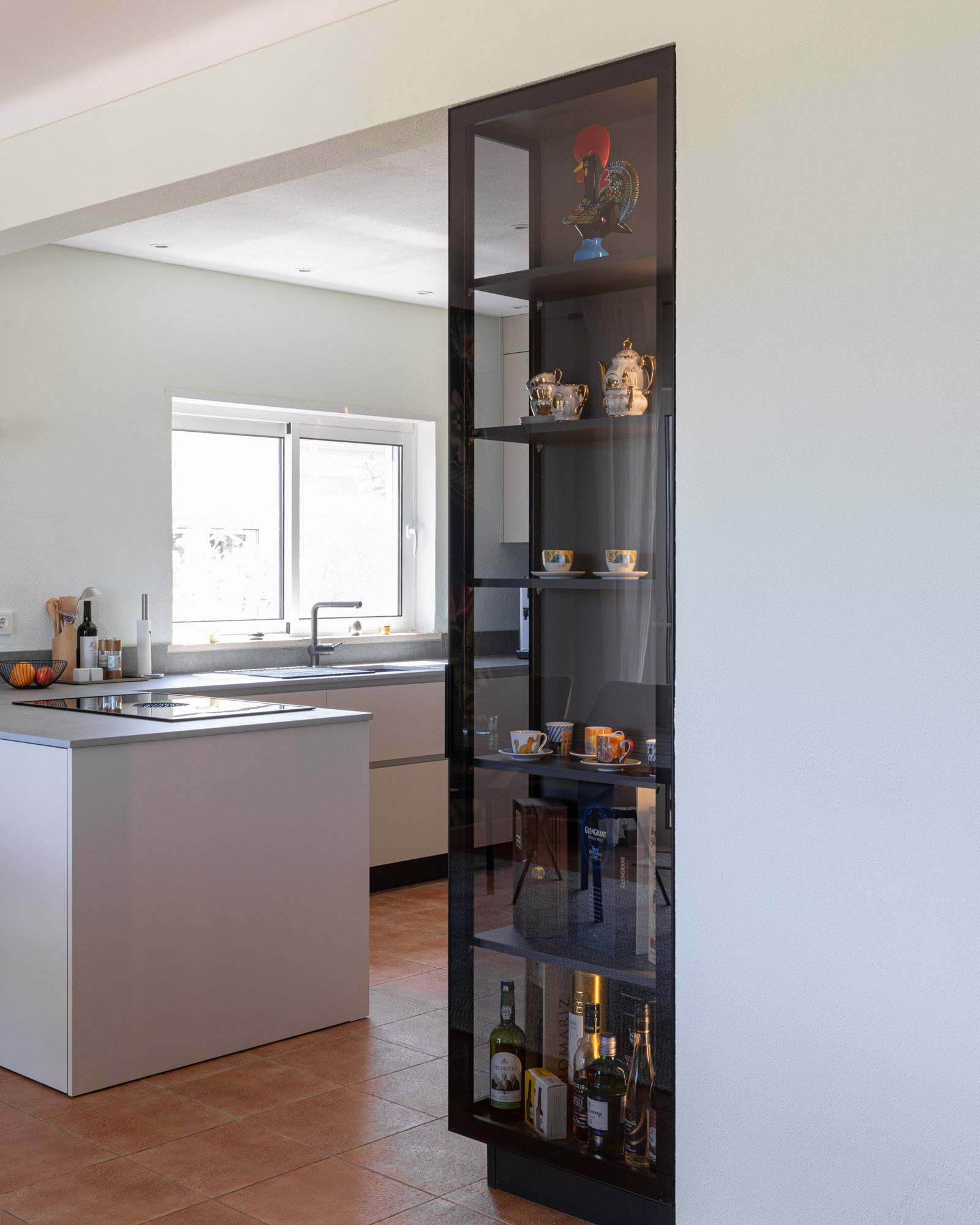 Cozinha bege com vitrine personalizada iluminada Cozinha bege com vitrine personalizada iluminada, Dekton Soke e BORA X Pure.