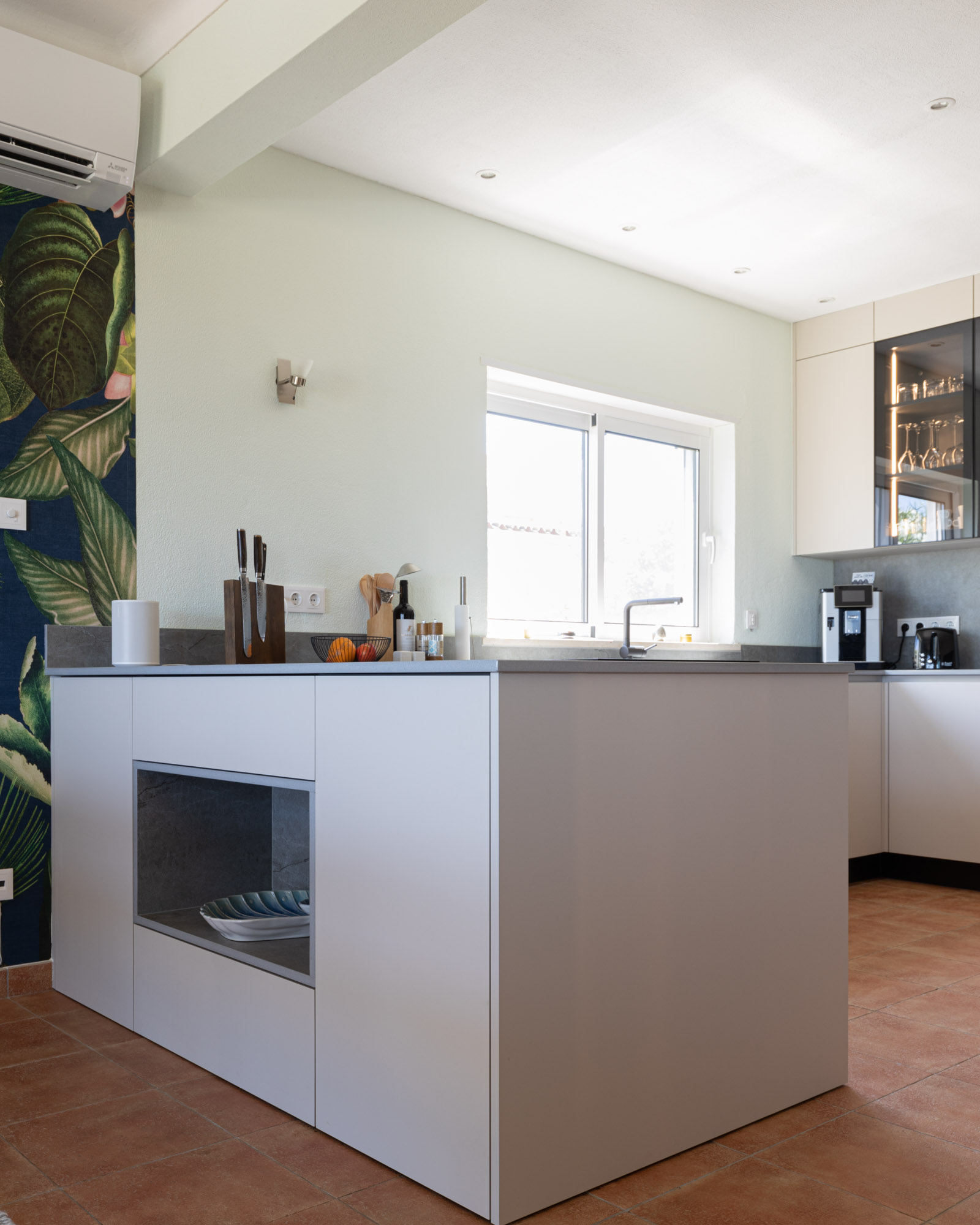 Cozinha bege com nicho em Dekton Soke Cozinha bege com nicho em Dekton Soke