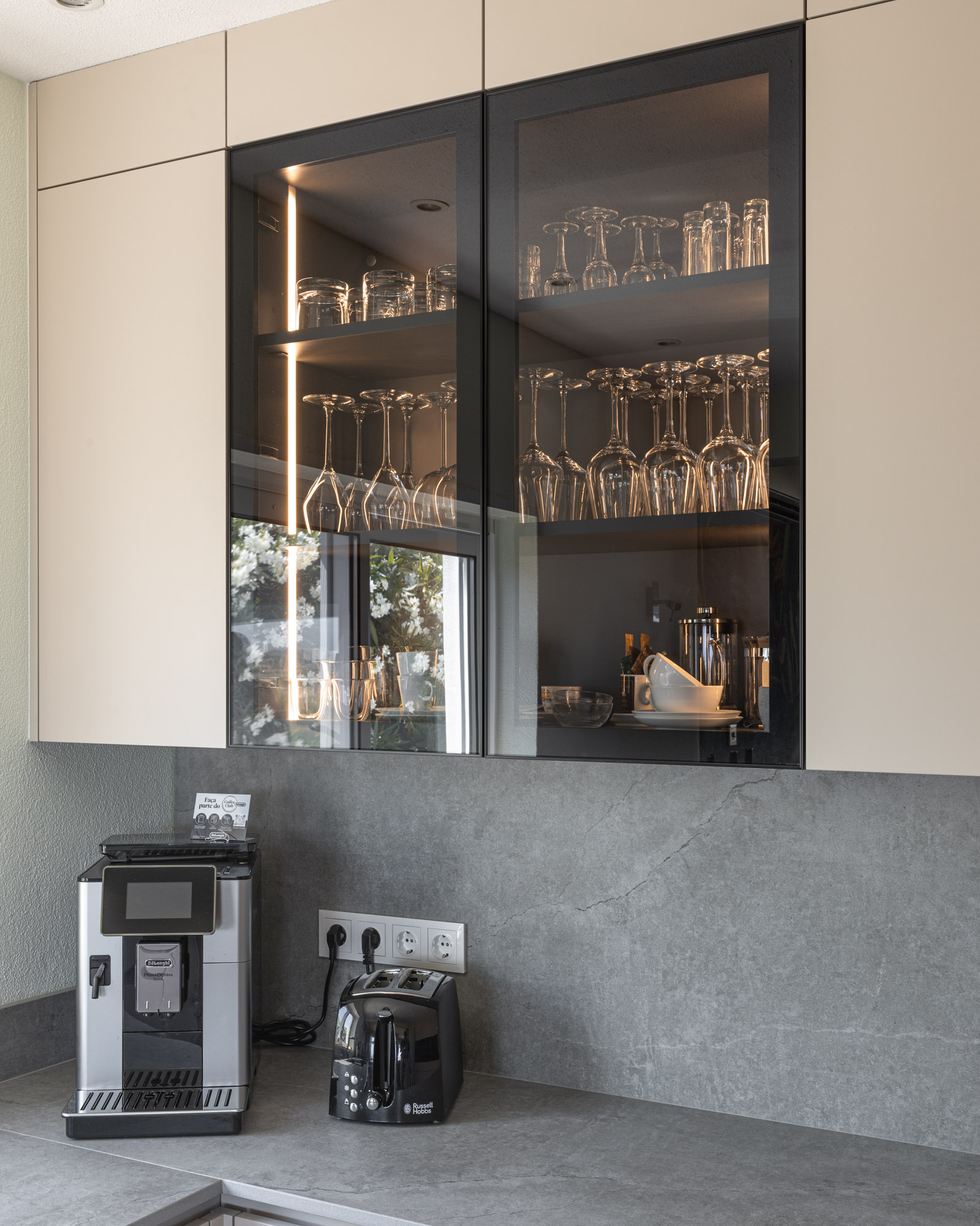 Cozinha bege com vitrines iluminadas Cozinha bege com vitrines iluminadas