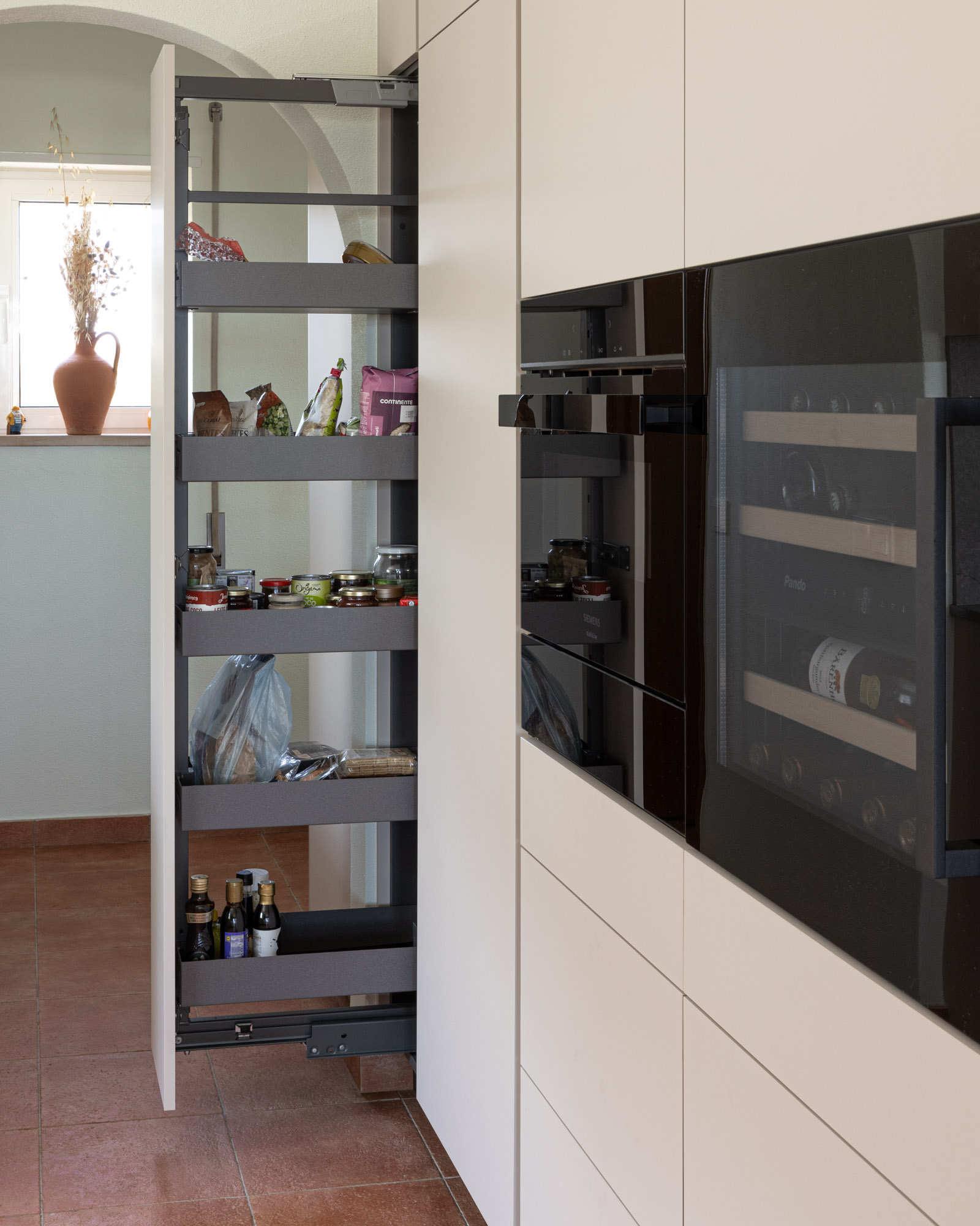Cozinha bege com despenseiro extraível Cozinha bege com despenseiro extraível