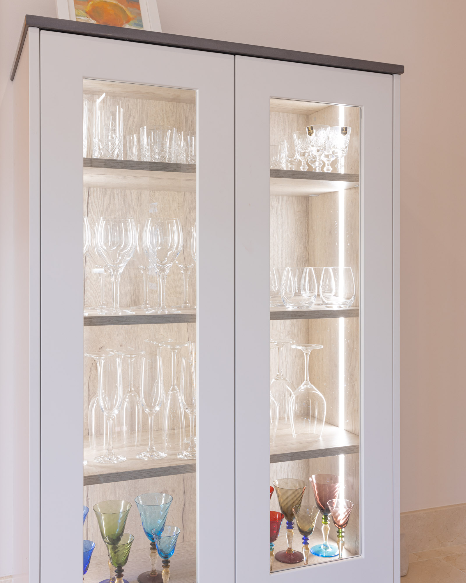 Vitrine iluminada em cozinha de Luxo em Almancil, Algarve.