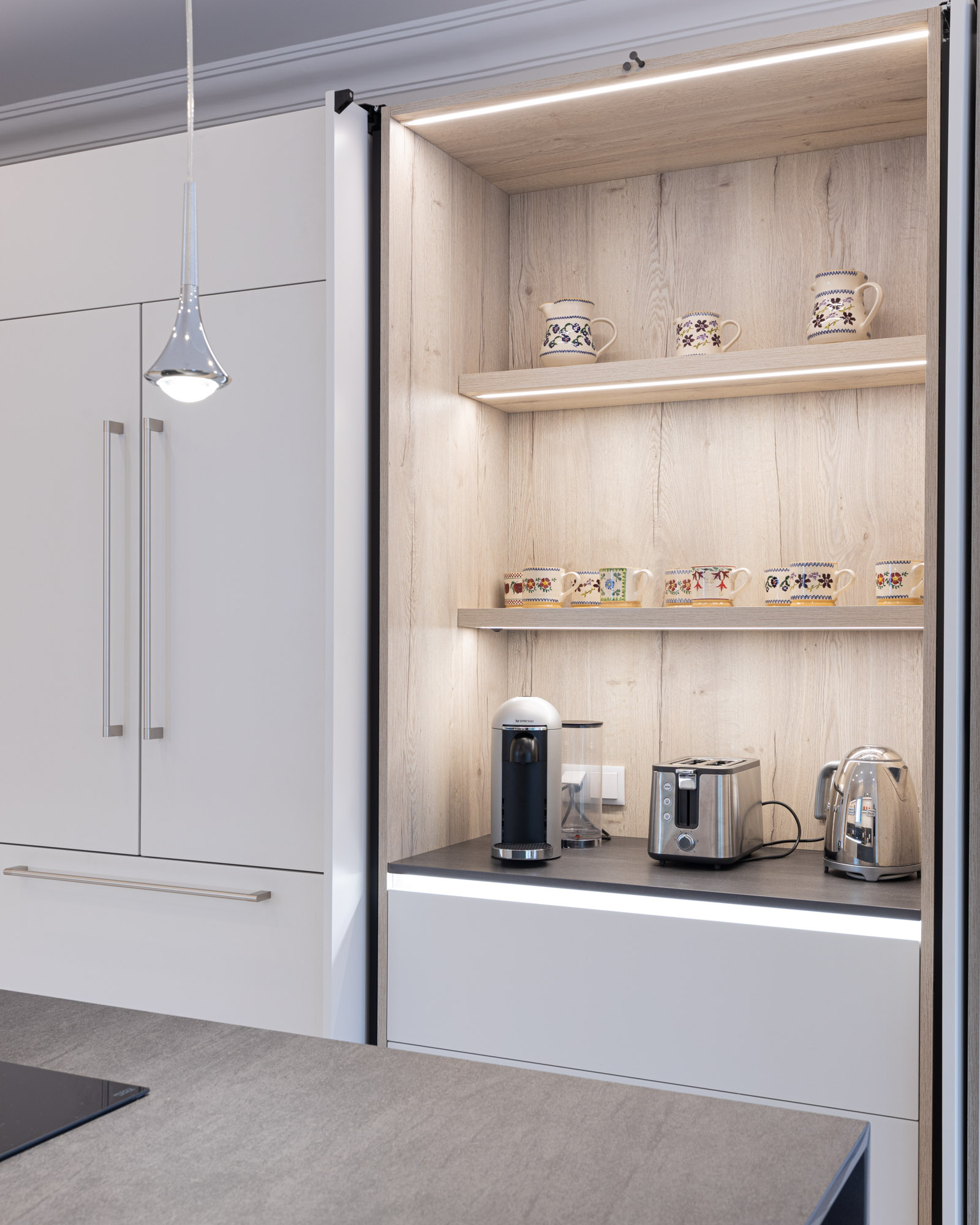 Cozinha JMQ de Luxo em Almancil, Algarve, com frentes lacadas em cinza suave mate. Incluí zona de pequenos-almoços com portas reentrantes.