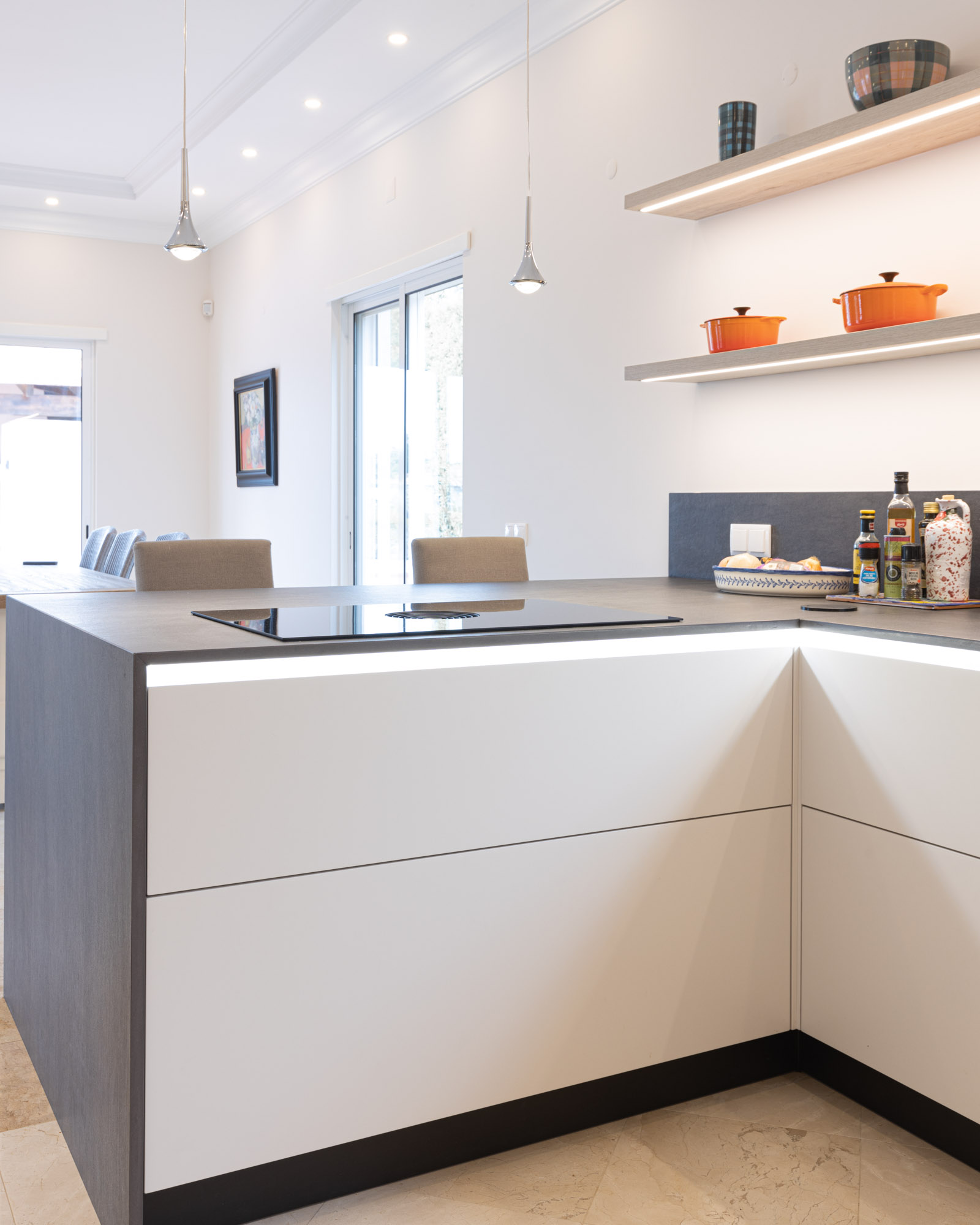 Cozinha de Luxo em Almancil, Algarve, com sistema BORA M Pure e bancada e Dekton Bromo.