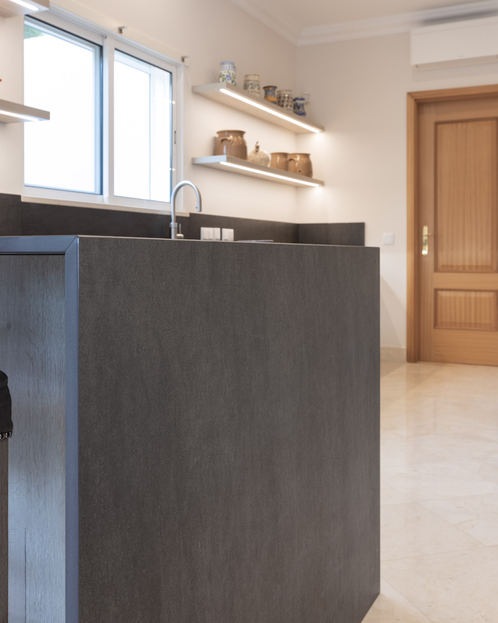 Cozinha com lateral em cascata em Dekton Bromo, em Almancil, Algarve.