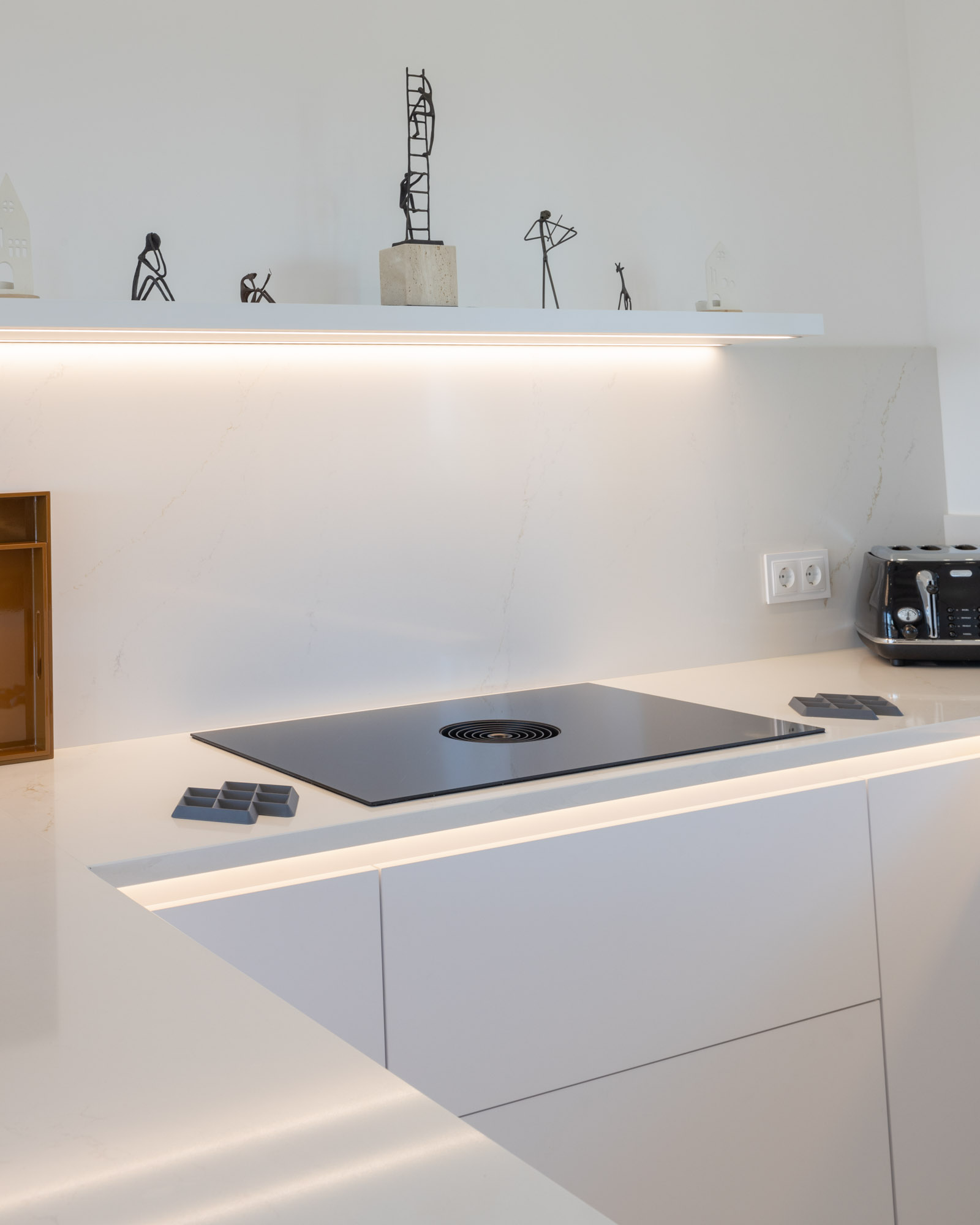 Cozinha JMQ sistema BORA Pure. Com prateleiras flutuante sobre o sistema BORA, com iluminação, para facilitar a utilização.