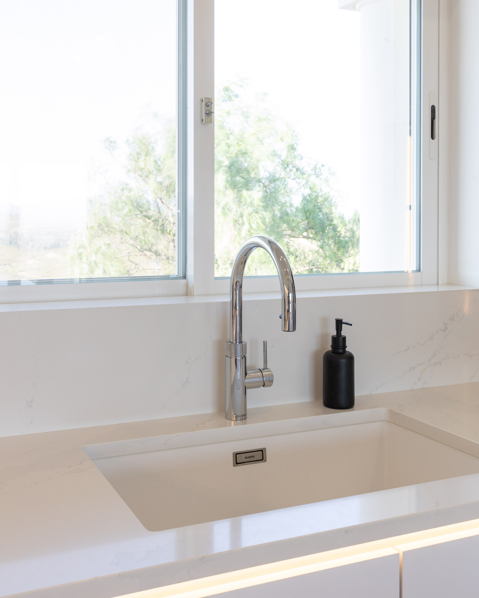 Cozinha com Quooker Flex cromada