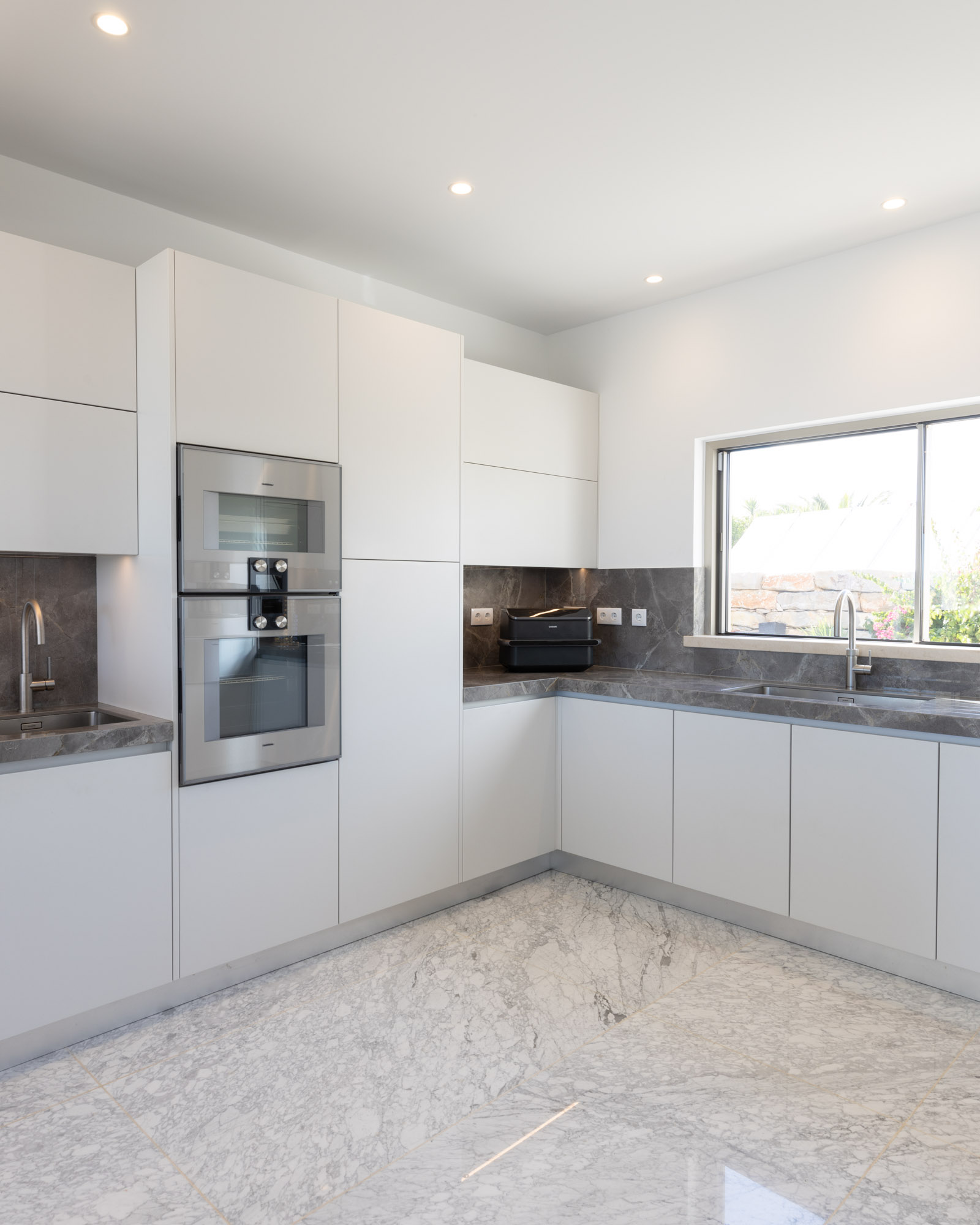Cozinha JMQ de Luxo na Praia da Luz com Gaggenau
