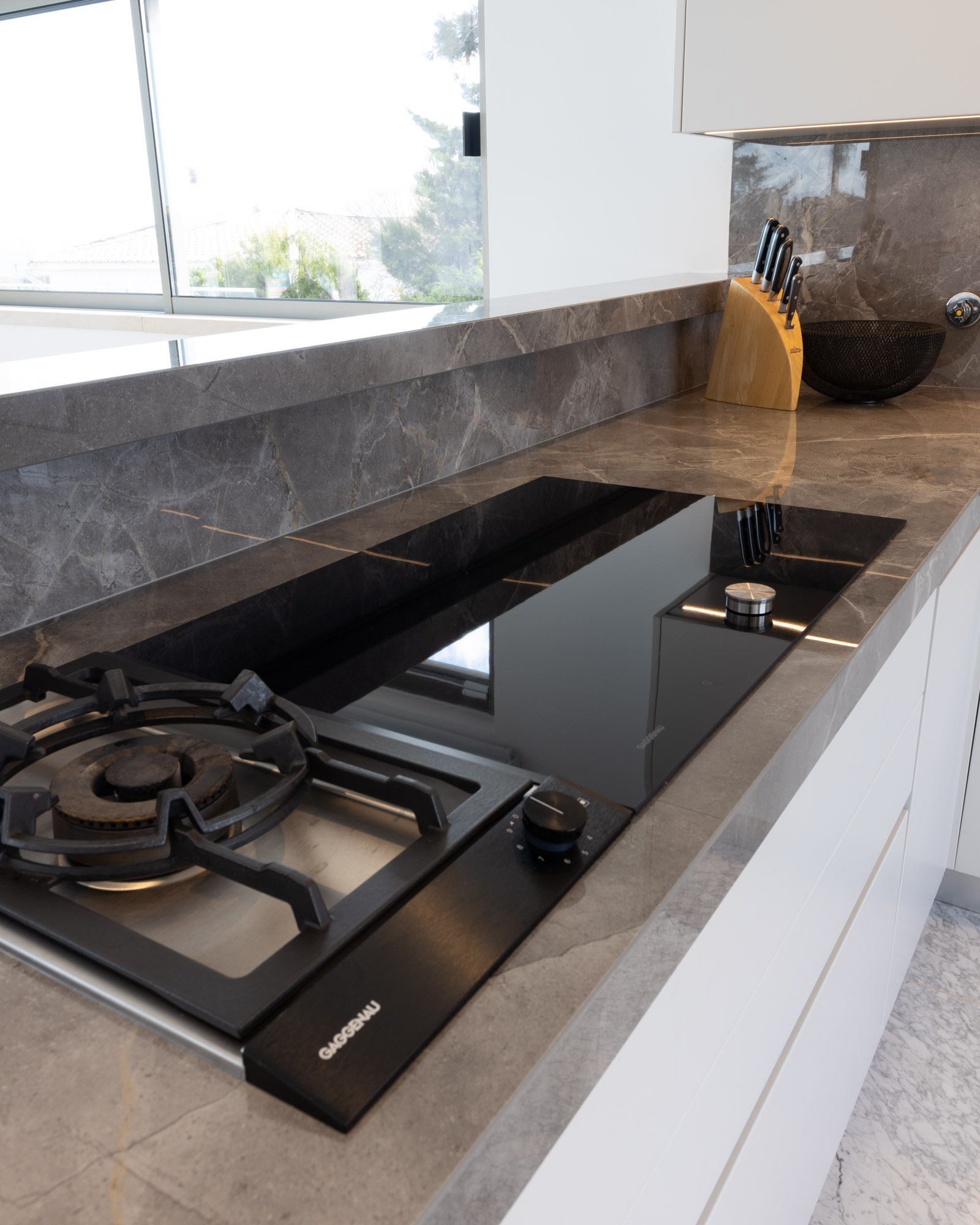 Cozinha JMQ de Luxo na Praia da Luz com placa de indução e queimador duplos a gás Gaggenau