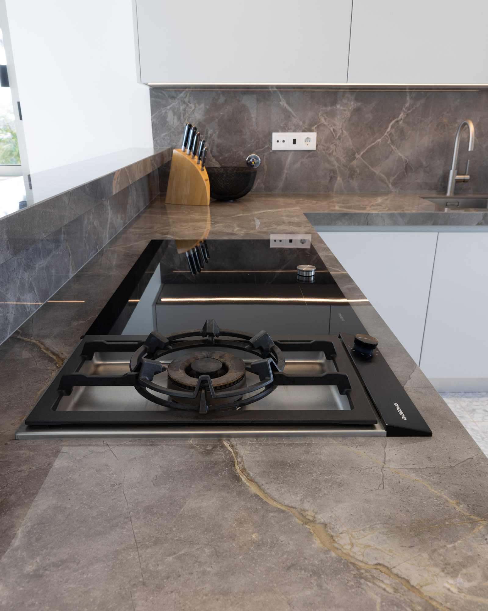 Cozinha JMQ de Luxo na Praia da Luz com placa de indução e queimador duplos a gás Gaggenau